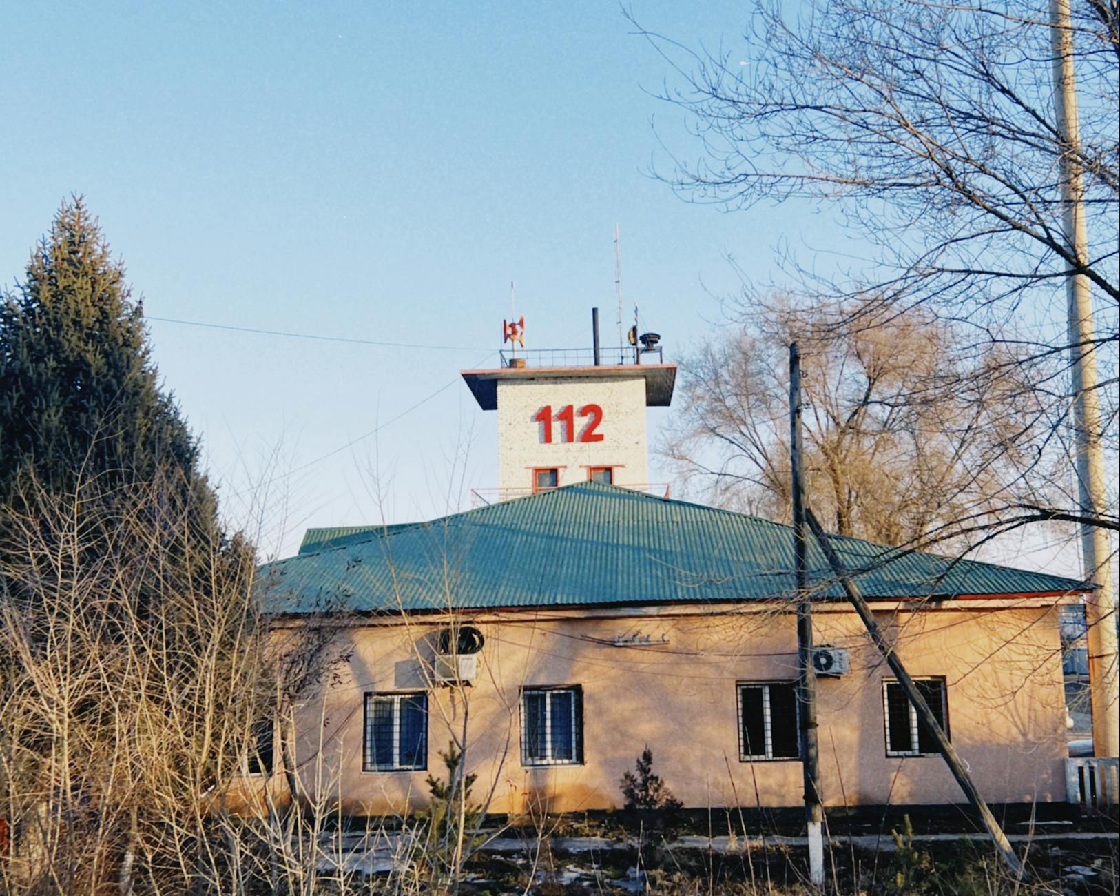 Widok na centrum Kolna z przełomu XX i XXI wieku, typowa polska architektura małego miasta