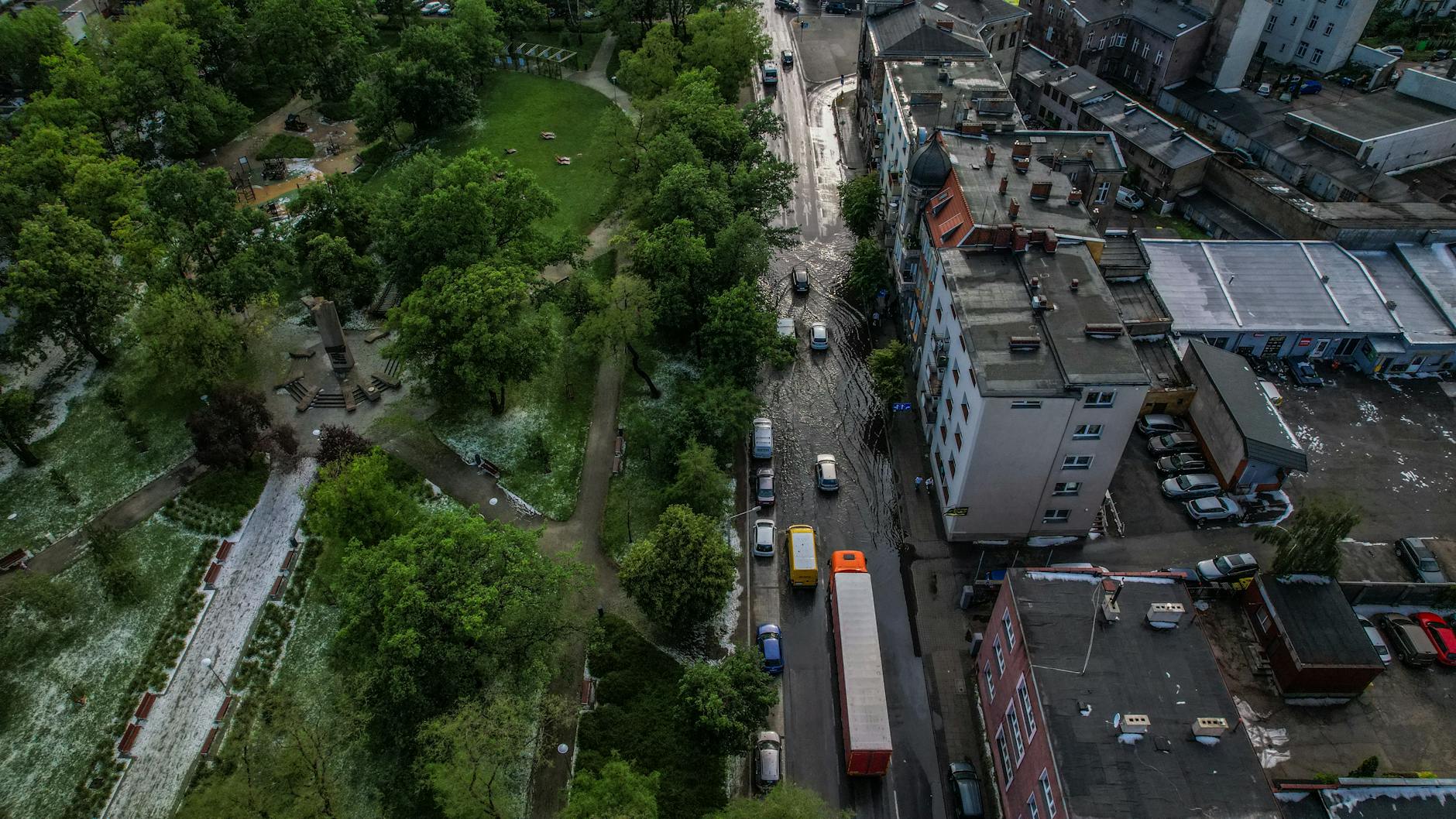 Mieszkańcy Kolna biorący udział w akcji sprzątania świata nad rzeką.