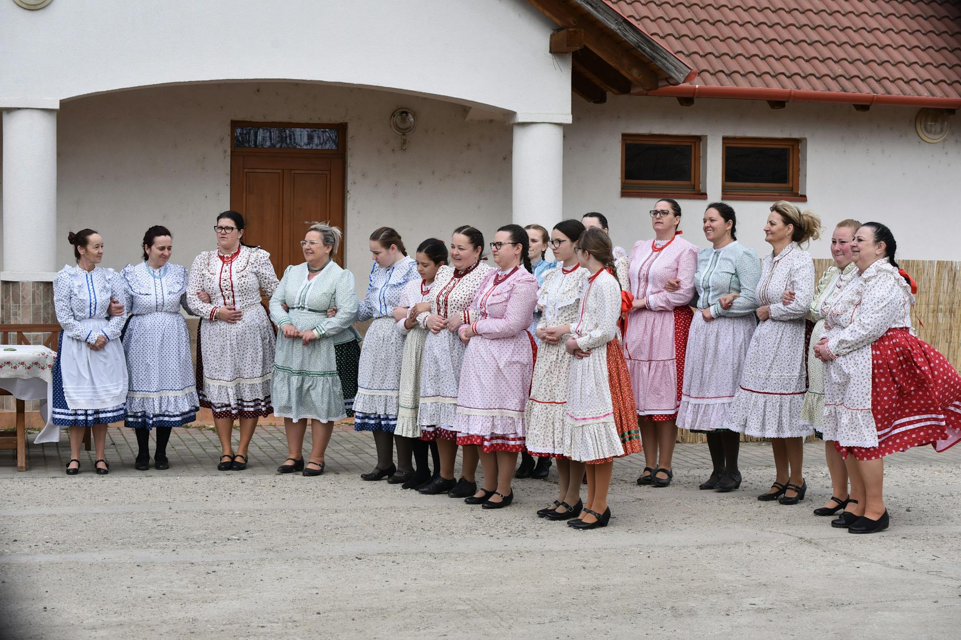 Ilustracja przedstawiająca wielkanocne tradycje w Kolnie, w tym pisanki i lokalne uroczystości.