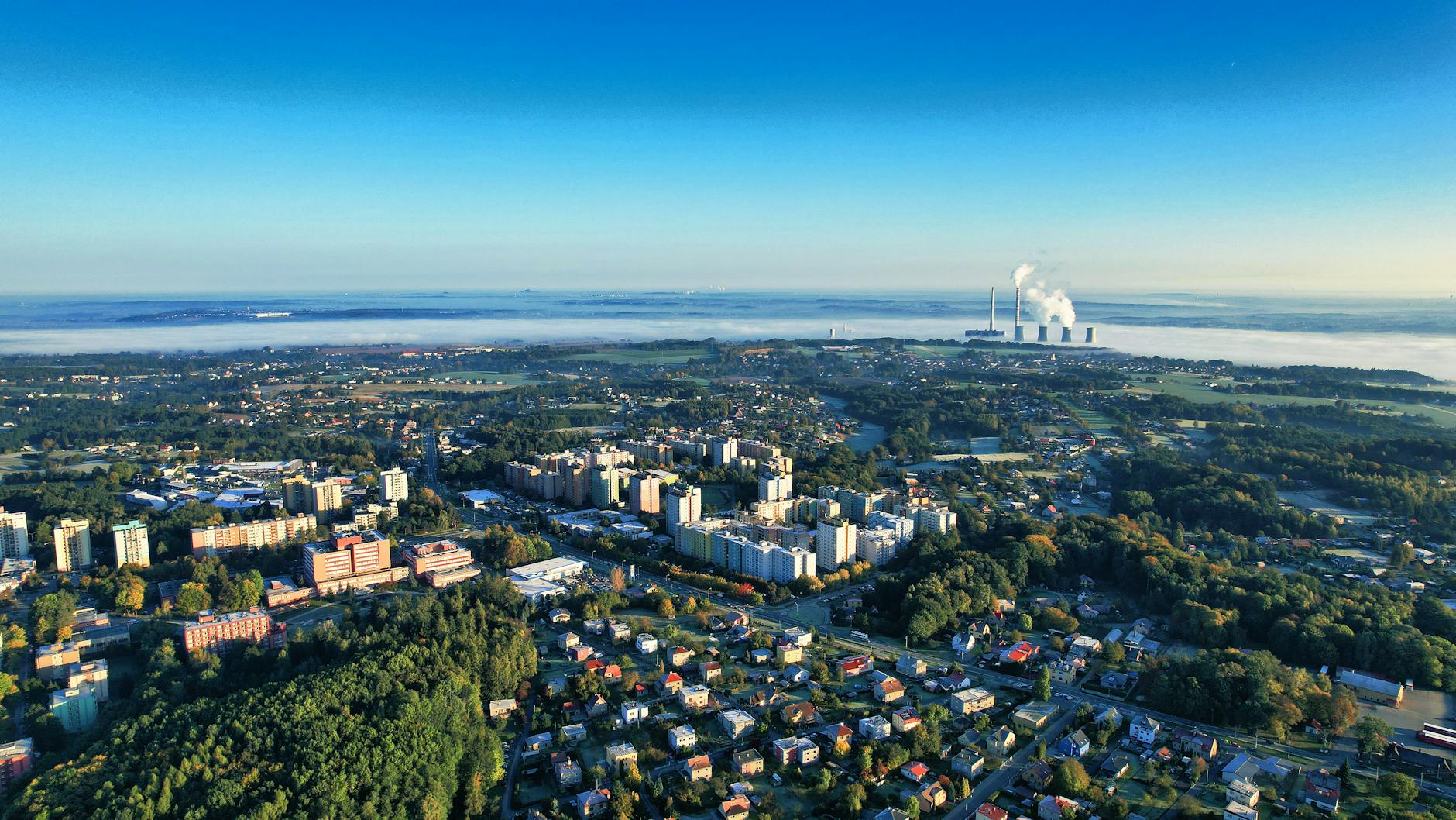 Nowoczesny budynek w Kolnie z energooszczędnymi oknami, symbolizujący efektywność energetyczną